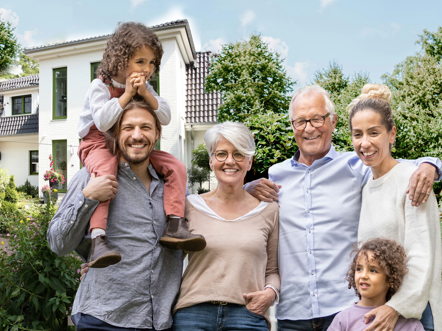 Makler Perfectum verkauft Grundstücke und Häuser in Buxtehude Harburg, Familie besichtigt Haus und Garten